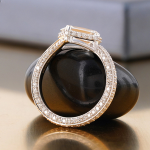Anillo de Compromiso Solitario con Diamante Cultivado en Laboratorio, Corte Esmeralda de 1.97 CT, Claridad VS1, Pavé, Oro Amarillo y Blanco de 14K - Product Image 3