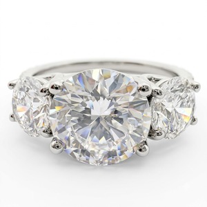 Anillo de Compromiso con Diamante Cultivado en Laboratorio, Corte Brillante Redondo, 2.85 CTW, Certificado IGI, Oro Blanco de 14k, Banda con Tres Piedras en Pavé - Product Image 1