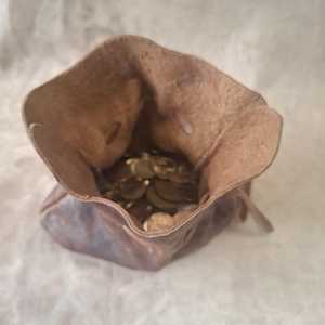 Pochette à monnaie en cuir viking naturel fait main, sac en cuir médiéval à cordon de serrage par Curio Craft - Product Image 4
