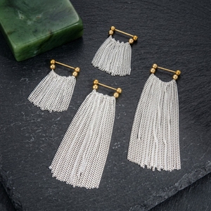 Boucles d'oreilles pendantes classiques en alliage plaqué or PVD avec longue chaîne et pompon, vente en gros, cadeau, fabricant OEM ODM - Product Image 6