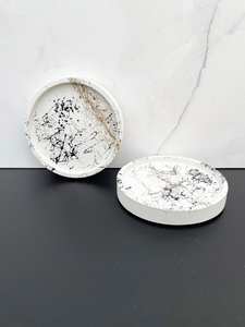 Sous-verre en Jesmonite noir et blanc fait main, plateau rond en ciment pour bibelots, décoration élégante et moderne pour bureau et table - Product Image 4
