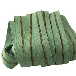 Chaîne longue en cuivre écologique de couleur personnalisée en usine 3 # 5 # 8 #   Fermetures éclair métalliques en rouleaux pour sacs et vestes - Product Image 3