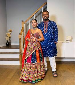Lehenga Choli en coton mousseline de qualité supérieure avec broderie miroir, chemisier en soie Gota Zari et dupatta en georgette brodée avec dentelle Lampi - Product Image 3