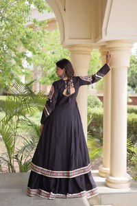 Lehenga en coton Kora de qualité supérieure brodé Gamthi avec un shrug orné de miroirs et de travail Gota Patti - Product Image 2