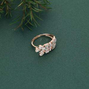 Bague Cocktail Unisexe AMBER JEWELS Plaqué Or Rose Certifiée IGI Diamant de Laboratoire Taille Émeraude Sertissage à Griffes Géométrique Glamour - Product Image 3