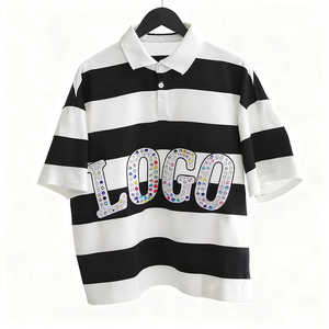 เสื้อยืดคอตตอนเนื้อหนา ทรงบ็อกซี่ ใส่ได้ทั้งชายและหญิง  โลโก้ประดับเพชรแบบกำหนดเอง เสื้อโปโลแขนสั้นลายทางสีตัดต่อสำหรับผู้ชาย - Product Image 2