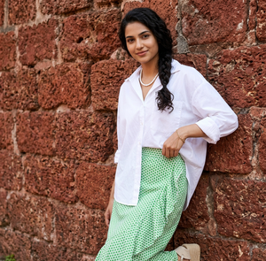 Chemise formelle pour femmes, tenue de bureau, chemisier à manches longues boutonné, tissu léger et respirant, vêtements de travail élégants pour dames - Product Image 4