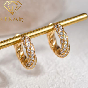 Boucles d'oreilles Huggie en or jaune 18 carats sur mesure, motif spirale Mobius torsadée, serties pavé de diamants de laboratoire 1,2 ct certifiés IGI, pour banquets de soirée - Product Image 3