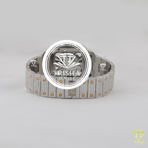 Reloj de Lujo con Movimiento Abierto y Diamantes Moissanite, Acabado en Oro Blanco, Detalles en Oro Amarillo y Estilo de Alta Gama - Product Image 3