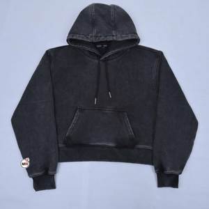 Hoodie court en molleton de coton, effet délavé, style vintage, avec logo personnalisé de haute qualité, pour femmes. - Product Image 3