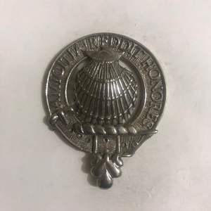 Emblema del Escudo del Clan Ross. Presenta una mano sosteniendo una guirnalda de junipero, que es el escudo del clan. - Product Image 2