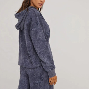 Conjunto Deportivo Gris Vintage de Alta Calidad para Mujer con Lavado Ácido, Sudadera con Borde Crudo y Parche Cruzado, Bolsillo Frontal Tipo Canguro y Pantalones de Pierna Ancha al por Mayor - Product Image 4