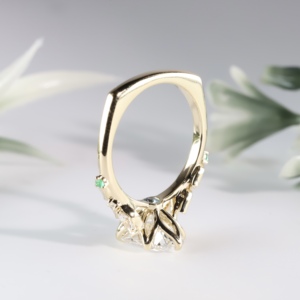 Anillo de compromiso solitario de oro amarillo vintage para mujer con corte ovalado, diamante cultivado en laboratorio, diseño de hoja de vid inspirado en la naturaleza y tallo europeo. - Product Image 4