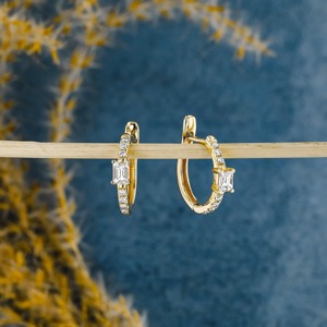 Pendiente de aro tipo huggie individual de oro de 18k con diamantes y piedras mixtas de corte baguette, esmeralda, redondo y marquesa, joyería fina minimalista - Product Image 3