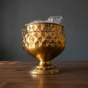 Jardinière sur piédestal élégante en laiton embossé / Vase décoratif avec motif floral quadrifoliaux embossé sur son corps et son piédestal arrondis - Product Image 1