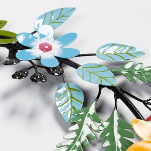 Couronne métallique vibrante avec des fleurs peintes colorées, des fougères vertes luxuriantes, des baies mélangées et des accents floraux fantaisistes pour la décoration - Product Image 2