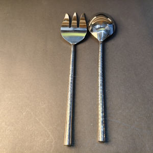 Ensemble de service à salade contemporain en 2 pièces avec texture martelée, poignées extra-longues et fines, finition chromée polie - Product Image 5