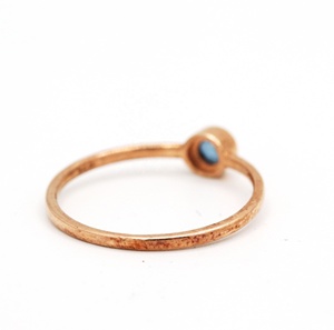 Anillo Solitario de Plata de Ley 925 con Baño de Oro Rosa y Zafiro Azul Natural Redondo en Bisel, Joyas Memoria, Venta al Por Mayor - Product Image 4