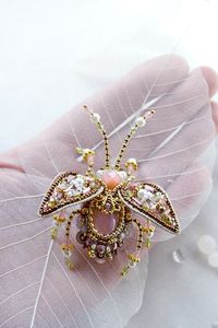 Broche élégante artisanale brodée de perles MD HANDICRAFTS pour femmes et enfants, idéale pour mariages et fêtes - Product Image 5