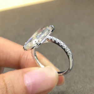 Bague de fiançailles solitaire minimaliste en argent sterling plaqué or avec moissanite taille portrait émeraude allongée unique sertie à griffes - Product Image 1