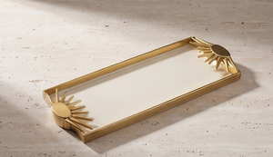 Plateau de service rectangulaire de luxe en métal émaillé blanc avec poignées décoratives en forme de rayons de soleil dorés, pour table, vanité et boissons - Product Image 5