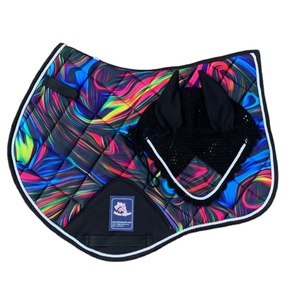 Ensemble de tapis de selle personnalisable pour cheval avec filet d'oreille en mousse satinée Doublure en polaire de haute qualité Disponible Différentes tailles Graphiques - Product Image 1