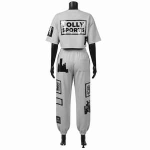 Ensemble haut court et pantalon de jogging pour femme en coton polyester gaufré 260 GSM, gris et noir, avec logo imprimé. - Product Image 2