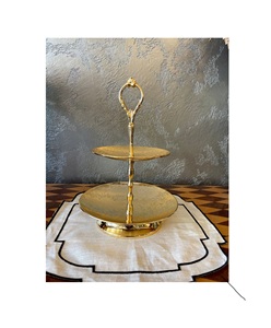 ชั้นวางคัพเค้กโลหะสองชั้นสไตล์บ้านไร่แบบเรียบง่าย พร้อมดีไซน์แบบดั้งเดิม สำหรับงานเลี้ยงตามธีมและการตกแต่งบ้าน - Product Image 1