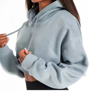 Vêtements décontractés polyvalents avec un coupe ajustée moderne, sweats à capuche courts pour femmes conçus pour une superposition facile. - Product Image 5