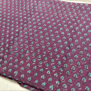 Tela de algodón estampada a mano con motivos verdes Buti sobre base marrón, material artesanal indio de algodón suave para vestidos. - Product Image 1