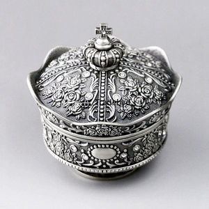 Boîte de rangement en métal élégante faite à la main, accent luxueux par Tradebyd - Product Image 2