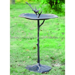 Bain d'oiseaux élégant en métal forgé avec piédestal pour la décoration du jardin, durable, résistant aux intempéries, utilisation longue durée. - Product Image 1