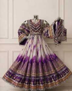 Ensemble de robe de mariée afghane Kuchi de luxe vintage en mousseline de soie violette infroissable, avec gilet assorti, broderie faite main et travail miroir - Product Image 2
