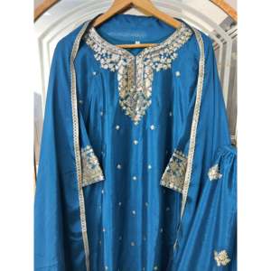Ensemble haut-bas et dupatta en satin fait main pour soirée, avec imprimé floral - Product Image 4