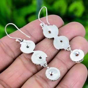 ต่างหูเงินแท้ชุบทองประดับโอปอลไฟสีส้มทรงสามเหลี่ยม งานแฮนด์เมด เครื่องประดับอัญมณี ของขวัญสำหรับผู้หญิง ดีไซน์หรูหราสำหรับงานปาร์ตี้ - Product Image 4