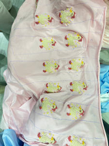 Combinaison Bébé Rose à Nœud Papillon Faite Main Broderie Canard Fille OEM ODM Vêtements Bébé Smocked Fabricant - Product Image 3