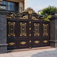 Portail double d'entrée de luxe brun foncé avec panneaux floraux dorés, couronne ornementale et design extérieur résidentiel élégant