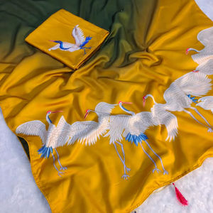 Sari en soie crêpe avec motifs multi-usages, infroissable et à séchage rapide, style soirée, inclut un morceau de chemisier et des détails de passepoil. - Product Image 1