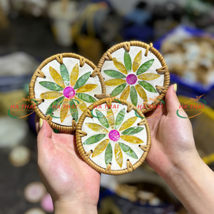 แผ่นรองแก้วสไตล์โบโฮชิค ทำจากหวายสาน ประดับด้วยเปลือกหอยคาปิซ ดีไซน์โมเสค รูปทรงกลม ของตกแต่งบ้านสุดพิเศษ ของขวัญสำหรับองค์กร - Product Image 4