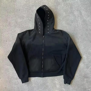 เสื้อฮู้ดผู้ชายสีดำล้วนสำหรับฤดูหนาว แต่งหมุดโลหะ ขายส่งเสื้อฮู้ดซิปสไตล์สตรีทแวร์ประดับหมุด - Product Image 1