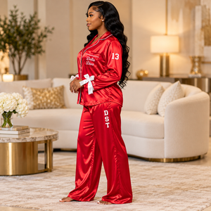 Delta |   Sigma |   Ensemble de pyjama en satin pour femme Theta, manches longues, boutonné, brodé, deux pièces, rouge avec bordure blanche, pyjama - Product Image 3