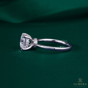 Bague de fiançailles classique solitaire avec pierre ronde taille brillant en or blanc pour femme - Fabricant de bijoux sur mesure - Product Image 5