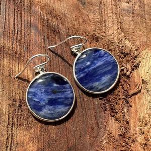 ต่างหูพลอยโซดาไลท์ทรงกลม เงินแท้ 925 ต่างหูแบบห้อยทำมือ ของขวัญเครื่องประดับสำหรับผู้หญิง - Product Image 5