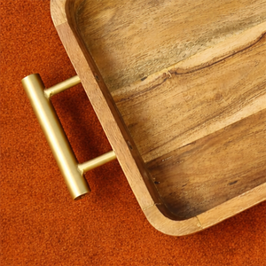 Ce plateau de service en bois présente des poignées dorées élégantes, alliant style naturel et classe moderne, idéal pour toute maison ou réunion. - Product Image 4