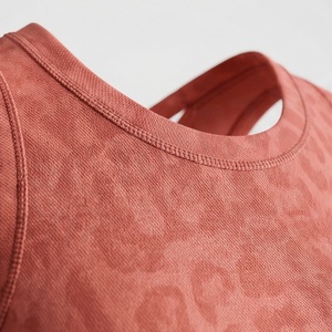 Ensemble de yoga 2 pièces pour femme, leggings taille haute imprimé léopard et haut court à bretelles croisées - Product Image 4