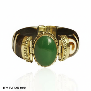 Bracelet jonc vintage de style victorien en or avec grande pierre ovale verte, bijou de déclaration - Product Image 4