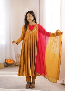 Robe de soirée traditionnelle style Inde-Pakistan en soie romaine pure avec broderie et sequins, travail miroir véritable, jupe et dupatta inclus. - Product Image 1