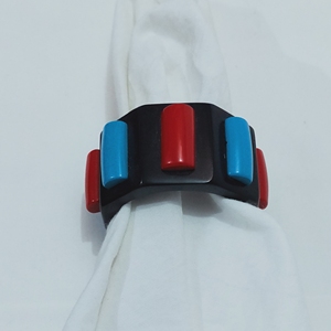 Anneau de serviette en résine géométrique audacieuse avec accents rouges et bleus, accessoire de décoration pour mariage - Product Image 2
