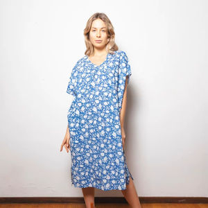 Robe Kaftan en Coton Bleu Imprimée à la Main, Motif Floral Blanc, Légère, Style Bohème Chic, Écologique, Tenue Faite Main pour l'Été - Product Image 1