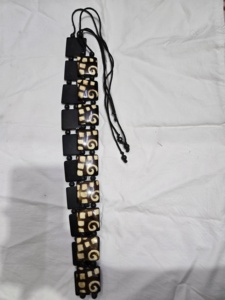 Ceinture géométrique en résine faite à la main avec motif diamant noir et marron, bijoux d'art populaire d'Inde par Arif Handicrafts. - Product Image 2